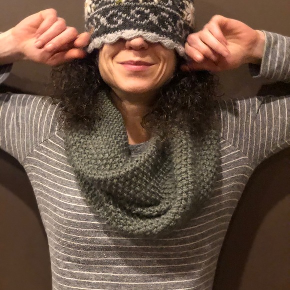 Goes-With-Everything Grey Cowel - Picture 2 of 6